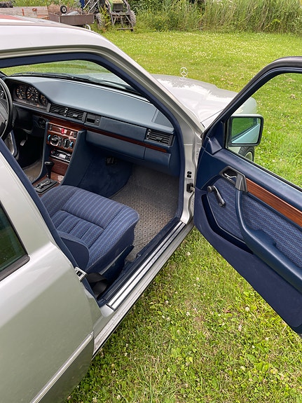 Mercedes-Benz 300 E 9 of 15
