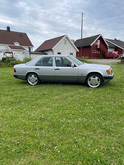 Mercedes-Benz 300 E 12 of 15