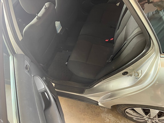 Toyota Avensis 3 of 5