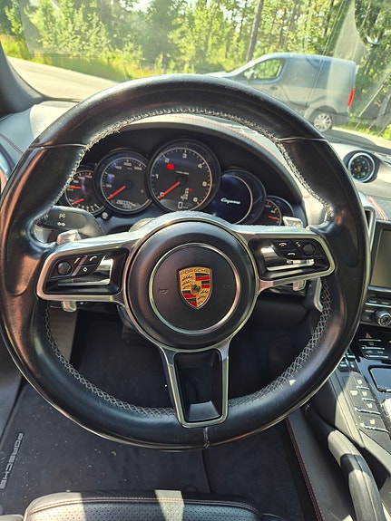 Porsche Cayenne 7 of 15