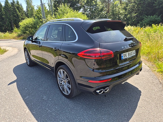 Porsche Cayenne 4 of 15