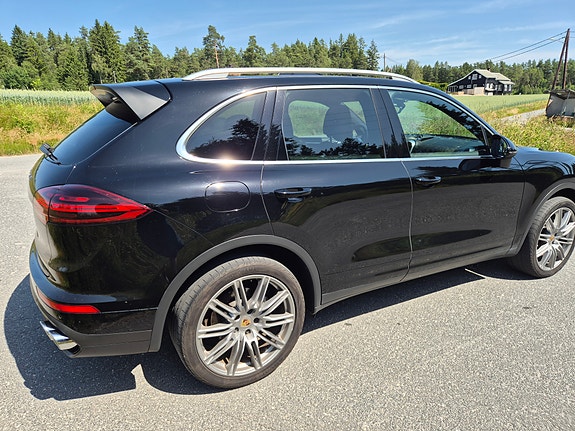 Porsche Cayenne 3 of 15