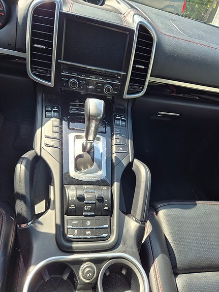 Porsche Cayenne 9 of 15