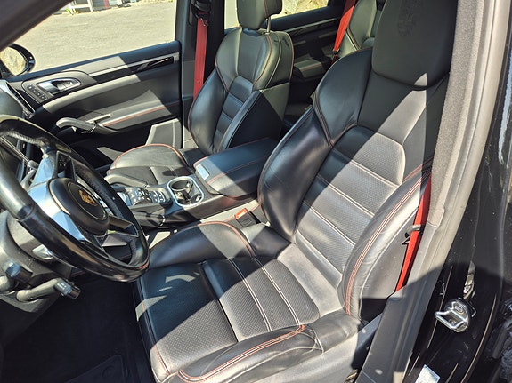 Porsche Cayenne 8 of 15