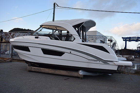 Beneteau Antares 9 m/2 x Suzuki DF150 – overligger 2023 til knallpris 4 of 5
