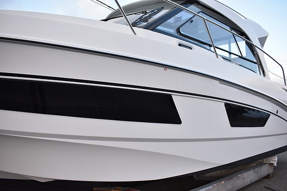 Beneteau Antares 9 m/2 x Suzuki DF150 – overligger 2023 til knallpris 3 of 5