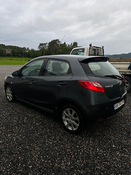 Mazda 2 3 of 5