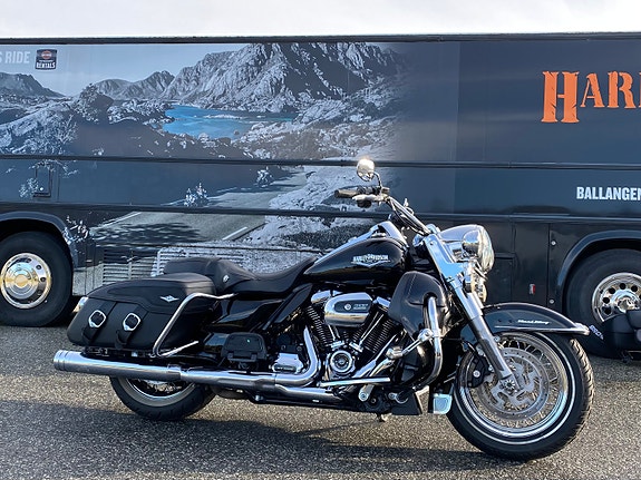 Harley-Davidson FLHRC Road King Classic 2 of 5
