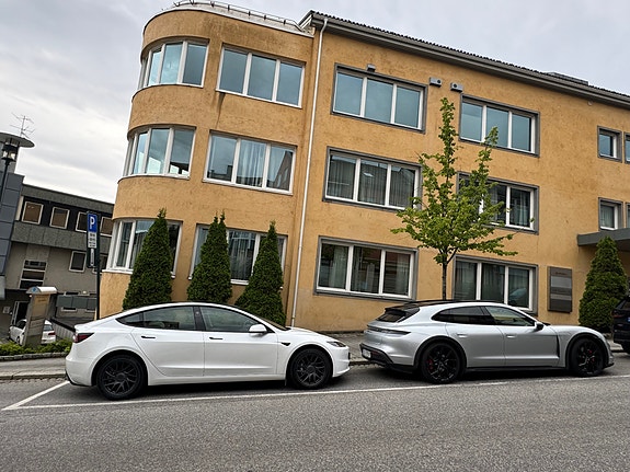 Tesla Model 3 2 of 5