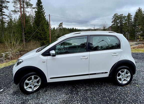 Volkswagen UP! 3 of 5