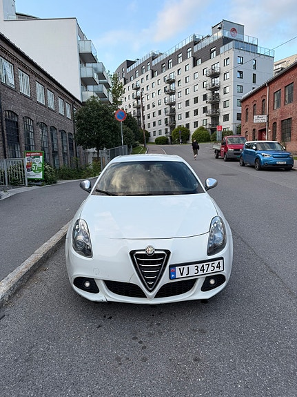Alfa Romeo Giulietta 2 of 5