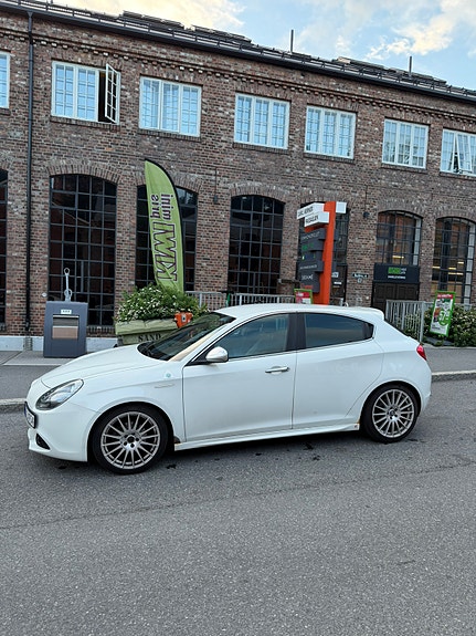 Alfa Romeo Giulietta 3 of 5
