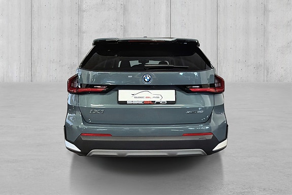 BMW iX1 6 of 25