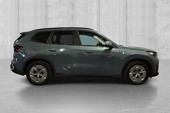 BMW iX1 8 of 25