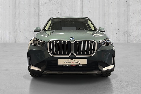 BMW iX1 2 of 25