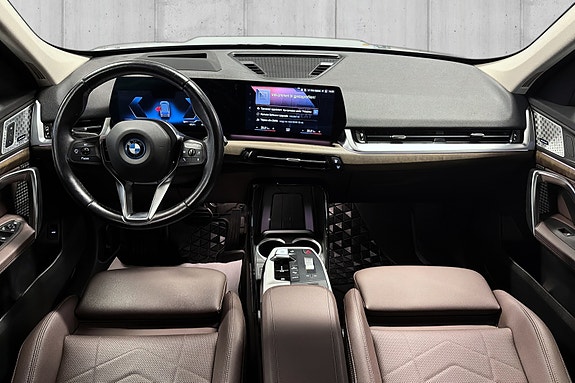 BMW iX1 10 of 25