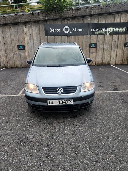 Volkswagen Touran 2 of 5