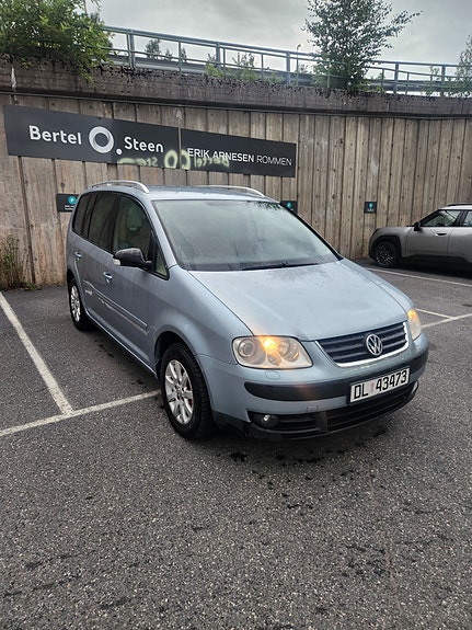 Volkswagen Touran 3 of 5