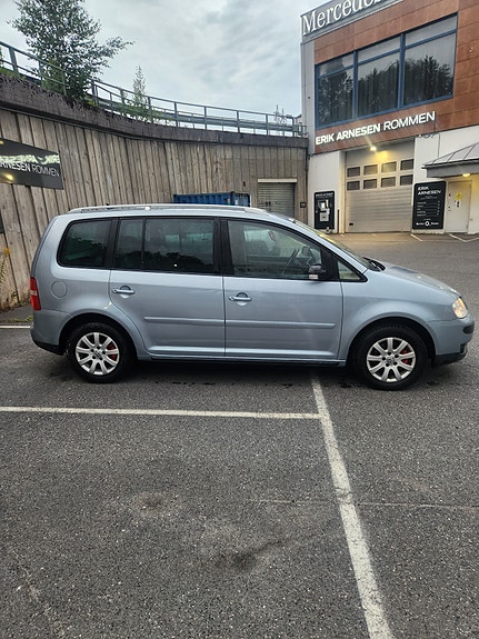 Volkswagen Touran 4 of 5