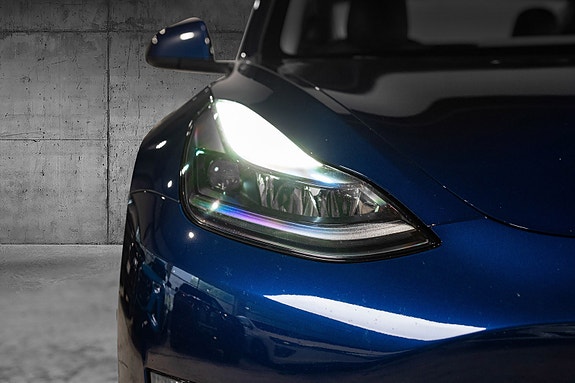 Tesla Model 3 4 of 5