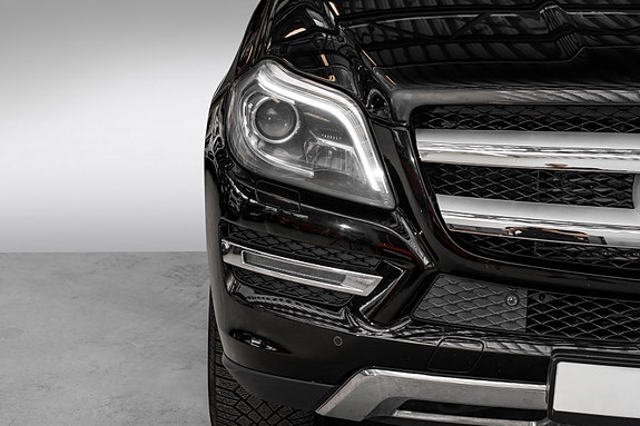 Mercedes-Benz GL350 2 of 5