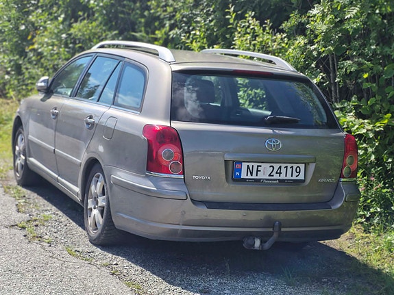 Toyota Avensis 2 of 5
