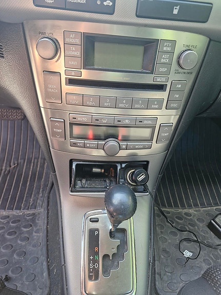 Toyota Avensis 4 of 5