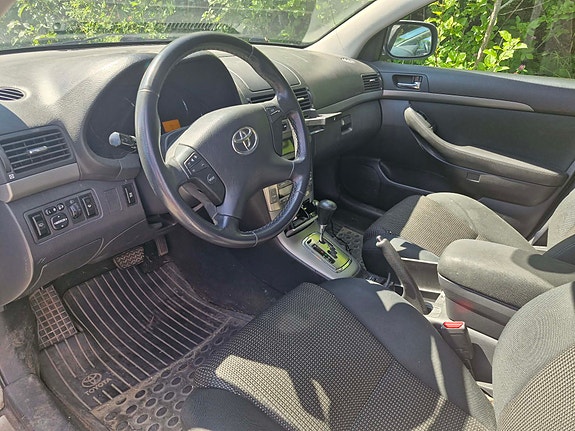 Toyota Avensis 3 of 5