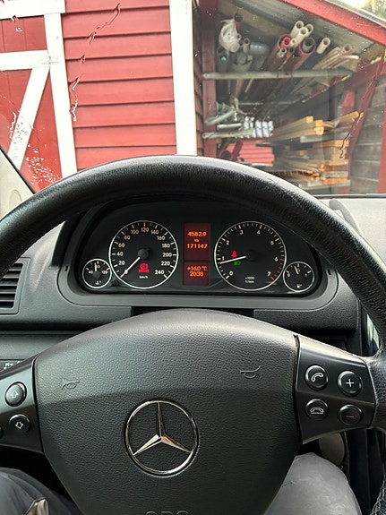 Mercedes-Benz A150 2 of 5