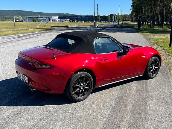 Mazda MX-5 4 of 5