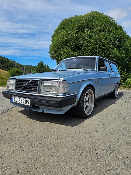 Volvo 240 2 of 25