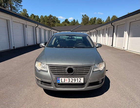 Volkswagen Passat 2 of 5