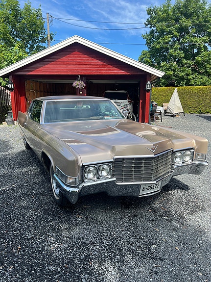 Cadillac Coupé DeVille 2 of 5