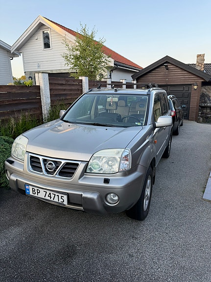 Nissan X-Trail 2 of 5
