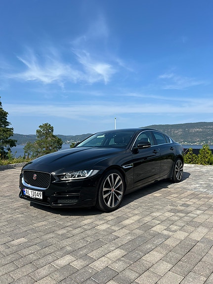 Jaguar XE 2 of 5