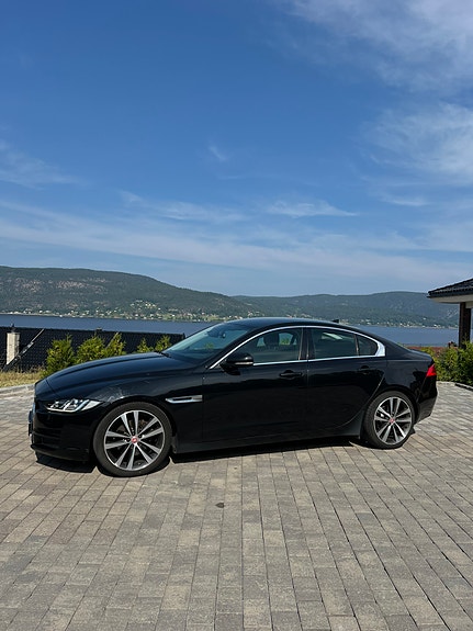 Jaguar XE 3 of 5