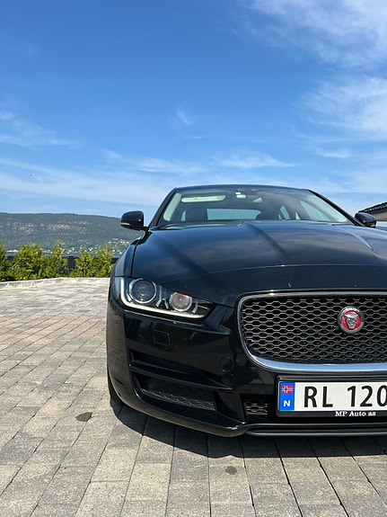 Jaguar XE 4 of 5