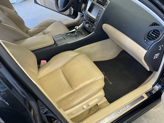 Lexus IS250 18 of 21