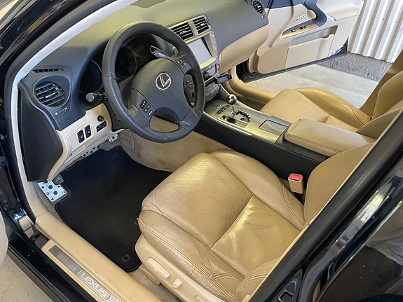 Lexus IS250 16 of 21