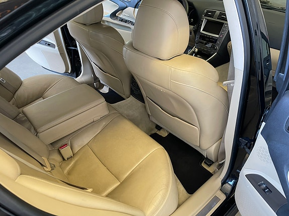 Lexus IS250 17 of 21