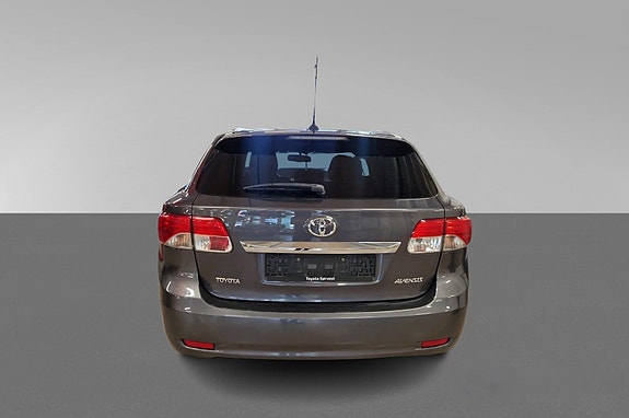 Toyota Avensis 5 of 5