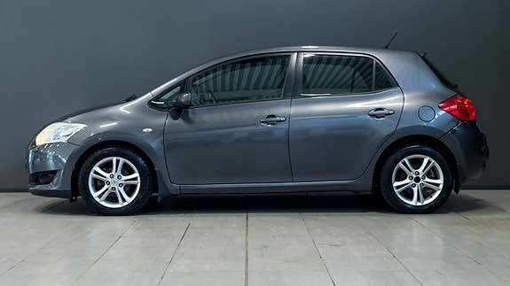 Toyota Auris 2 of 5
