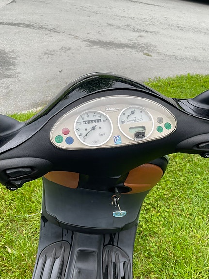 Vespa 50 2 of 9