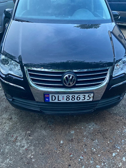 Volkswagen Touran 2 of 5
