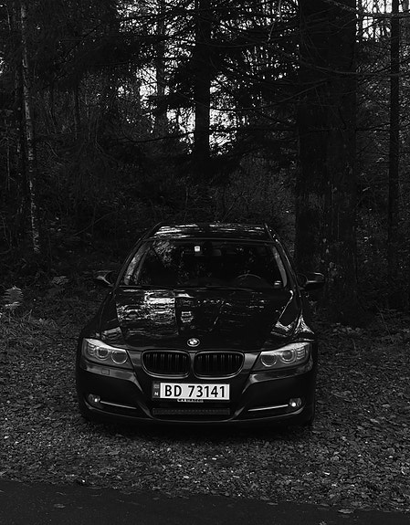 BMW 318d 3 of 5