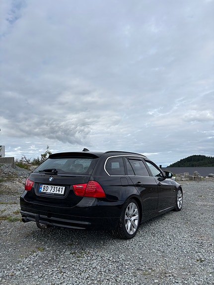 BMW 318d 2 of 5