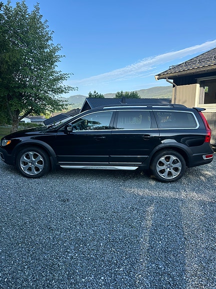 Volvo XC70 2 of 5