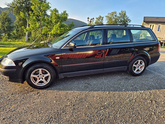 Volkswagen Passat 2 of 5