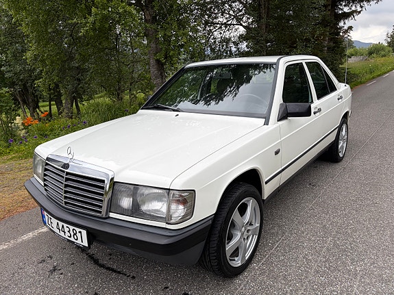 Mercedes-Benz 190 5 of 5