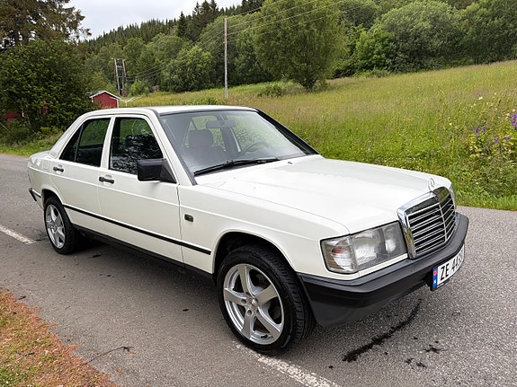 Mercedes-Benz 190 2 of 5